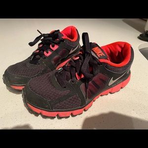 Nike women’s tennis shoes